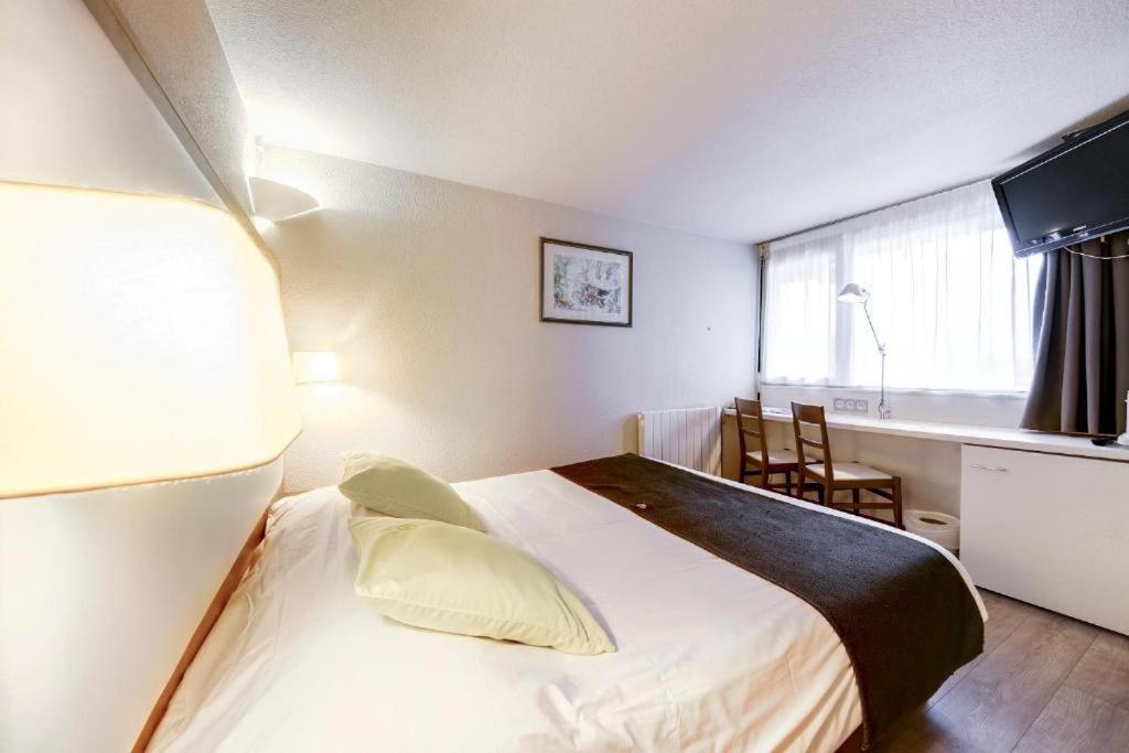 Brit Hotel Confort Nancy Luneville Bagian luar foto